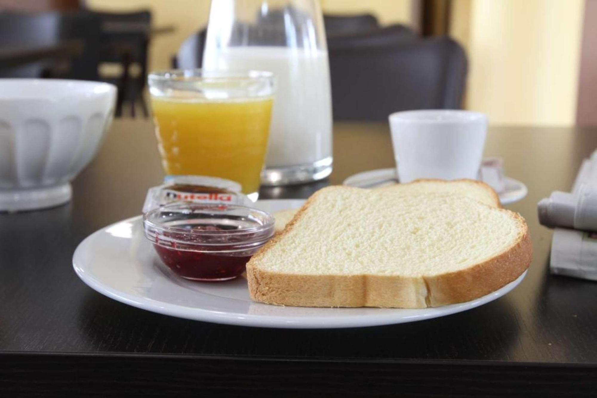 Brit Hotel Confort Villeneuve Sur Lot Bias  Экстерьер фото